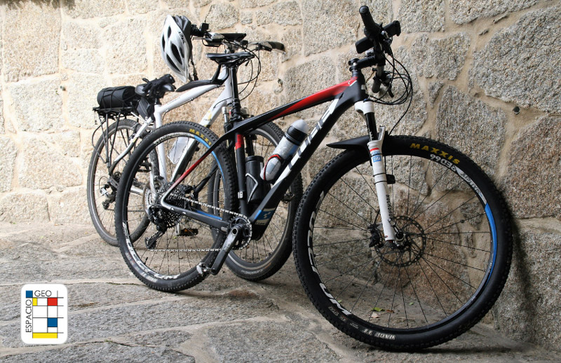 HOMEE - Soporte para colgar bicicleta con ganchos de pared - Soporte para  bicicleta con sistema de almacenamiento para cochera/cobertizo